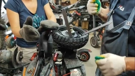 Шиномонтаж твердотелой, литой покрышки для электросамоката