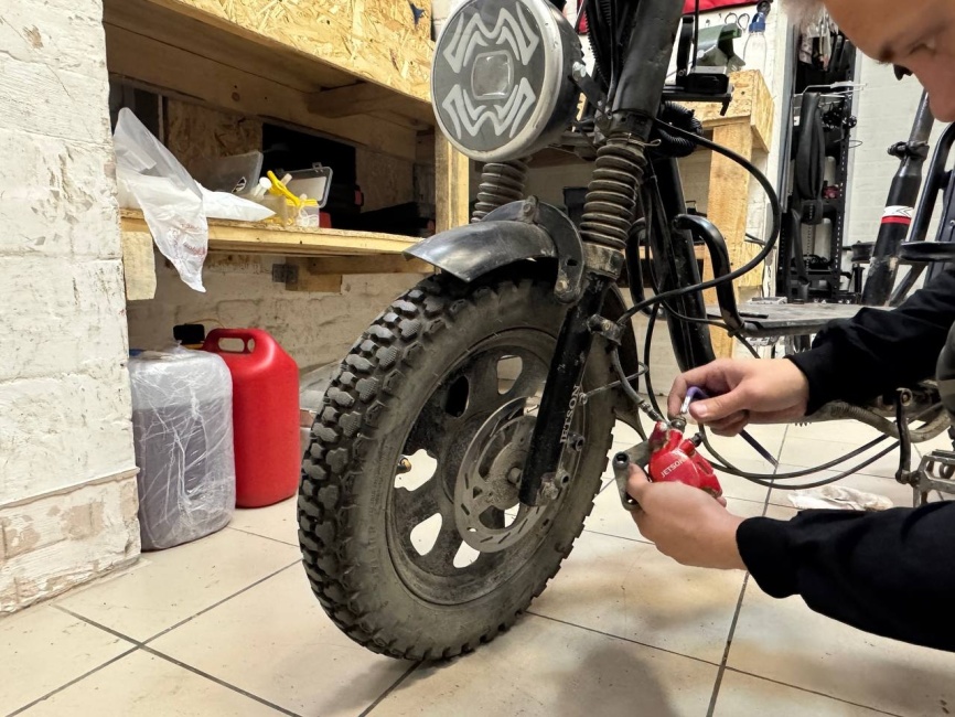 Шиномонтаж электровелосипеда для курьера фото 2